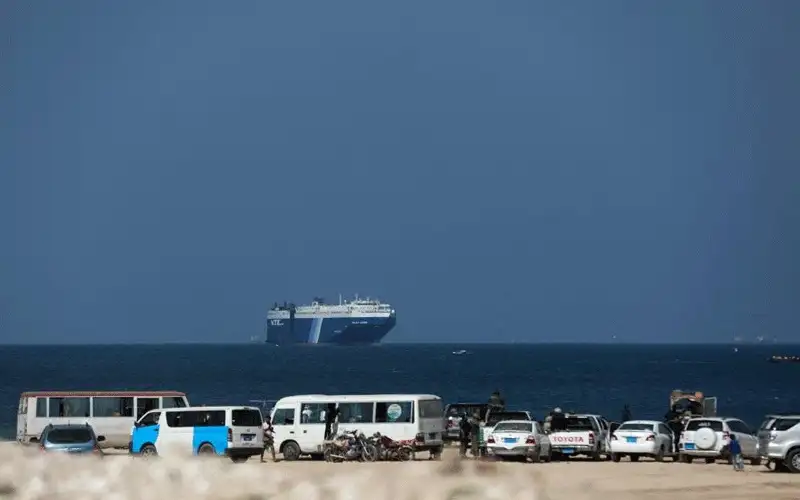 انفجارات وهجوم بصواريخ قبالة سواحل اليمن