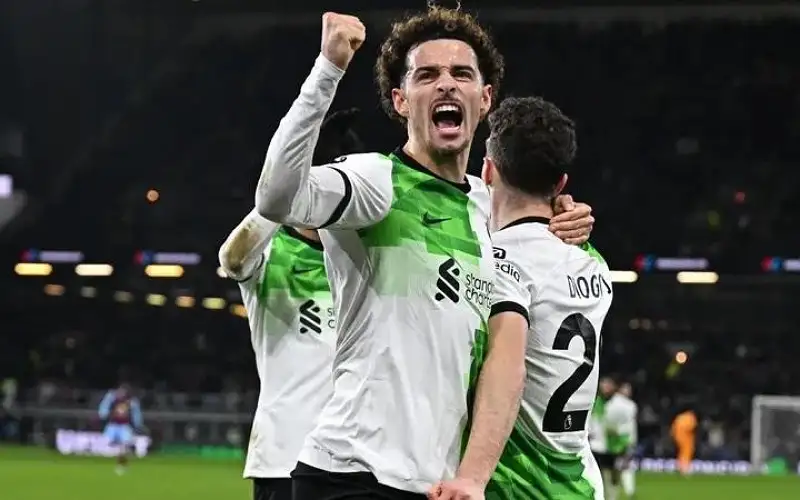 قطار ليفربول يعبر محطة بيرنلي.. ويعتلي