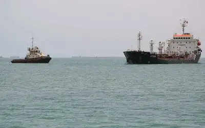 الحوثي تعلن استهدافها سفينة في البحر