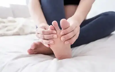 كيف تسبب الأقدام المبللة ضعف المناعة