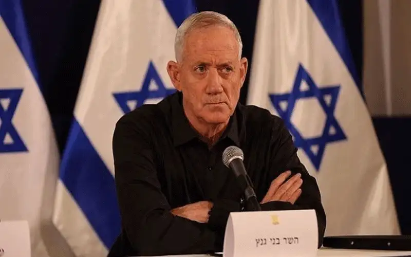 غانتس يلمح إلى بقائه في الحكومة