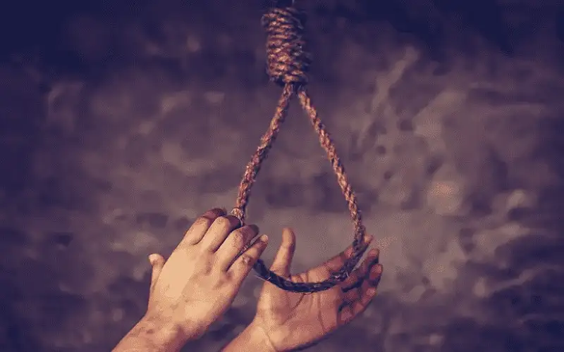 زوجته رفضت العودة إليه.. مصري ينهي