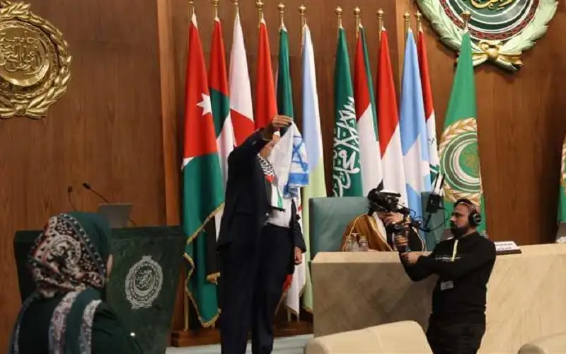 عطية يحرق علم إسرائيل داخل الجامعة