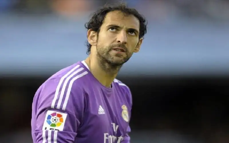 حارس المرمى دييجو لوبيز يعلن اعتزاله