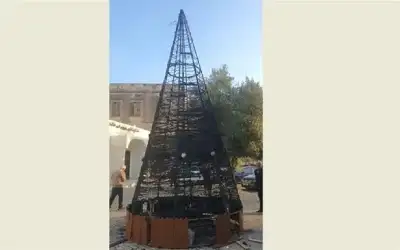 مجهولون يحرقون شجرة الميلاد في لبنان