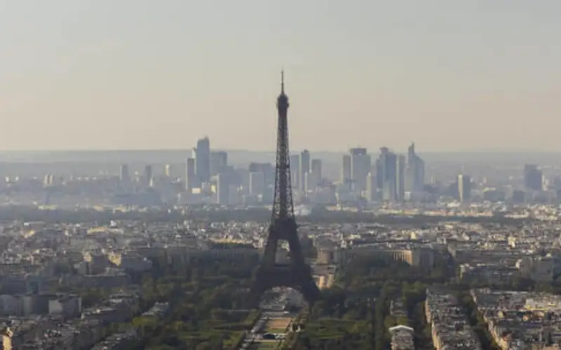 فرنسا تعلن وقف استقدام أئمة أجانب