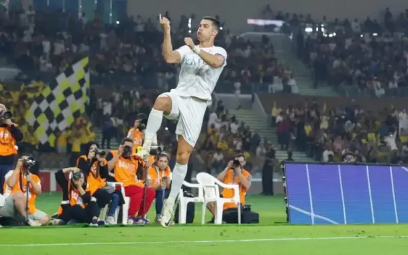 رسميا .. رونالدو هداف العالم في