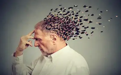 طبيبة توضح كيفية ظهور مرض ألزهايمر