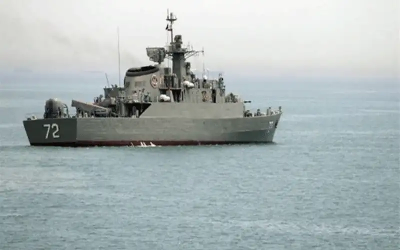 سفينة حربية إيرانية تدخل البحر الأحمر