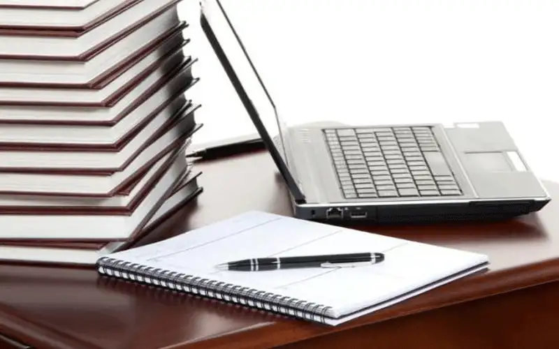 الدراسة والعمل أولويات وأمنيات الشباب في