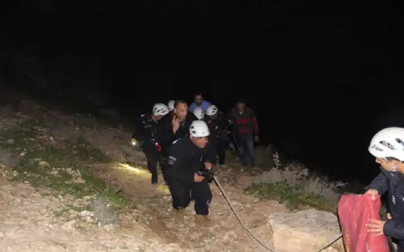 إنقاذ شخص سقط عن منحدر بعمق