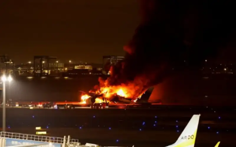 التلفزيون الياباني: إجلاء جميع الركاب من