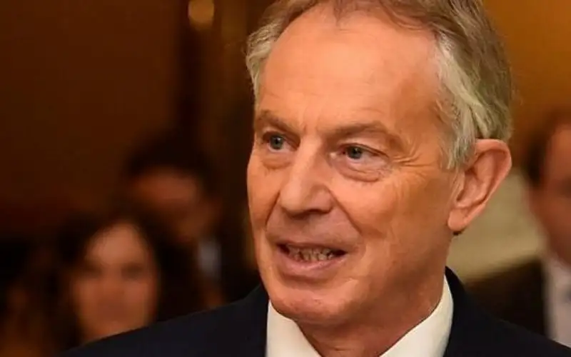 توني بلير ينفي إجراءه محادثات لتهجير