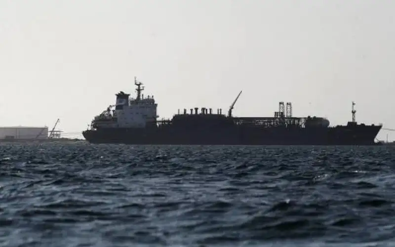 هيئة بحرية بريطانية: انفجارات قرب سفينة