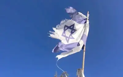 هآرتس: السجانون بجلبوع يجبرون الأسرى على