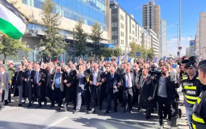 المحامون بمسيرة حاشدة: حاكموا الاحتلال على