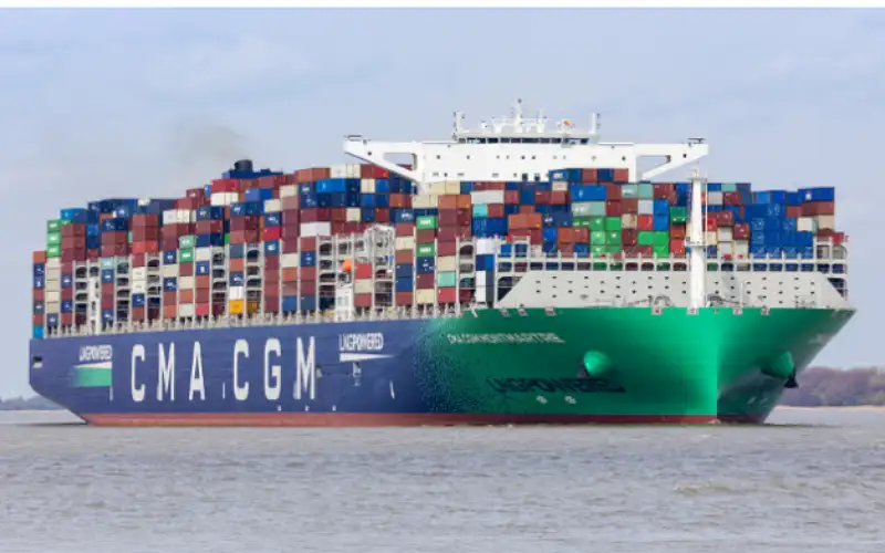 الحوثيون يستهدفون سفينة كانت متجهة إلى