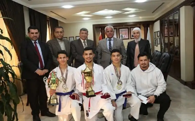 رئيس جامعة الزيتونة الاردنية يكرم الطلبة