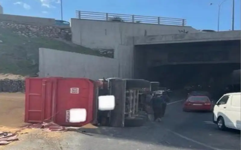 إزدحام مروري .. إنقلاب قاطرة ومقطورة