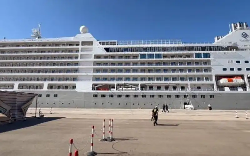 سفينة سياحية على متنها 278 راكبا