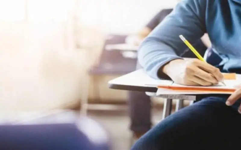 32425 طالب توجيهي يتقدمون لامتحان الإنجليزي