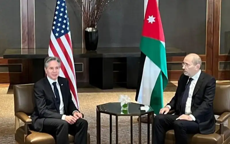 الصفدي يؤكد لنظيره الأميركي ضرورة وقف