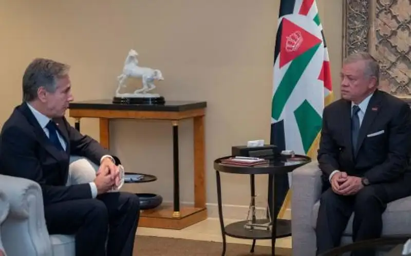 الملك يلتقي بلينكن ويحذر من التداعيات