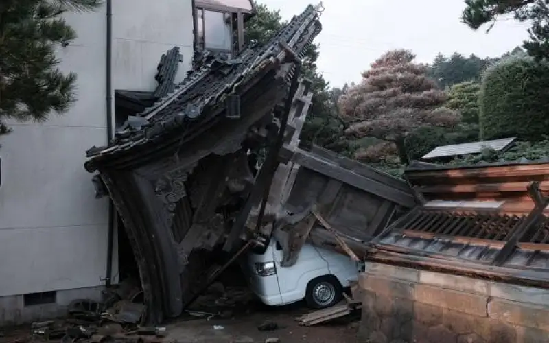 إنقاذ سيدة تسعينية من تحت الأنقاض