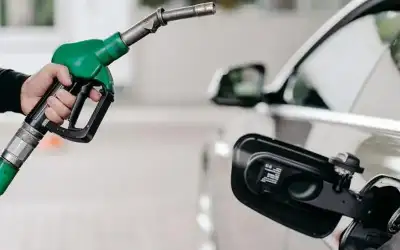 الحكومة خفضت سعر البنزين 90 تعريفة