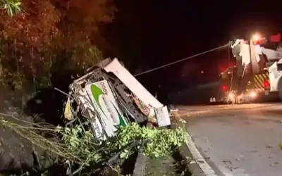 25 قتيلا في حادث بين حافلة