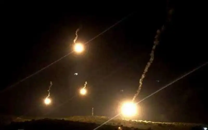 وابل من القنابل الضوئية في سماء