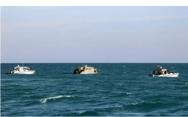 إطلاق صاروخ على سفينة في البحر