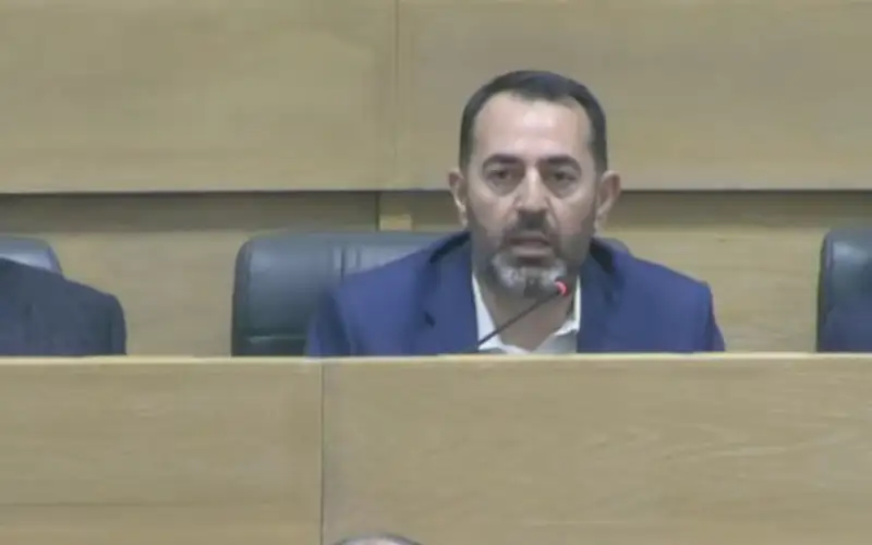 العتوم: باب رئيس الوزراء مغلقا