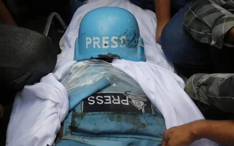 استشهاد صحفي بقصف إسرائيلي وسط قطاع