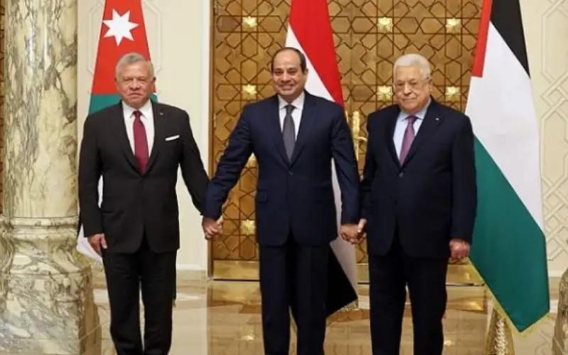 الملك والسيسي وعباس: نتصدى لأي خطط