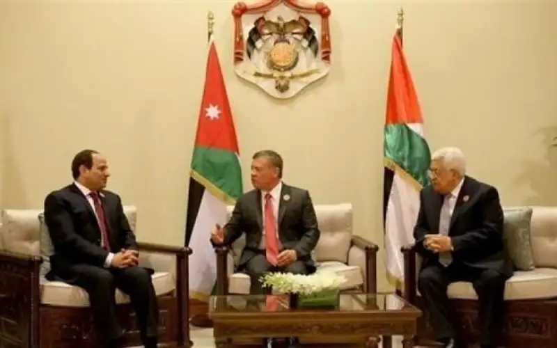 الملك يودع الرئيسين المصري والفلسطيني لدى