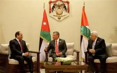 الملك يودع الرئيسين المصري والفلسطيني لدى