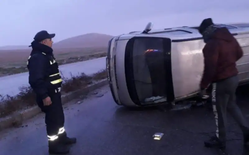 5إصابات بحادث تدهور مركبة على طريق