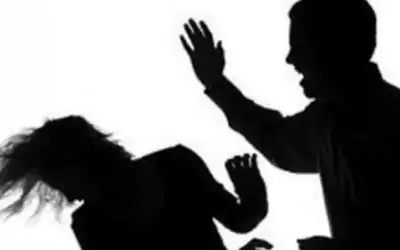 ايقاف رجل ضرب زوجته في شارع