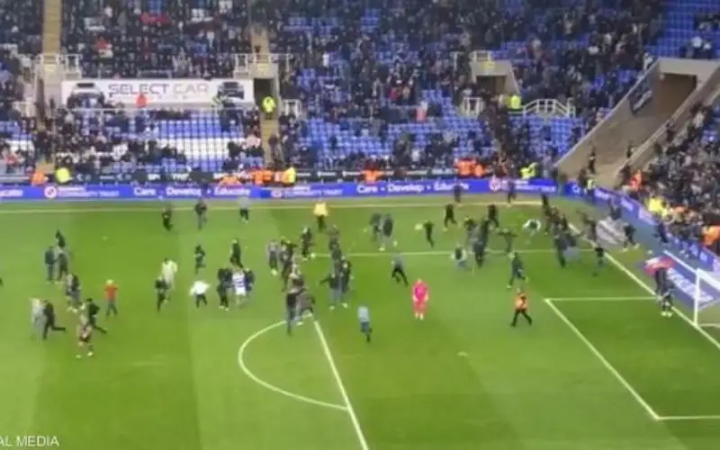 الجماهير تجتاح الملعب في مباراة بالدرجة