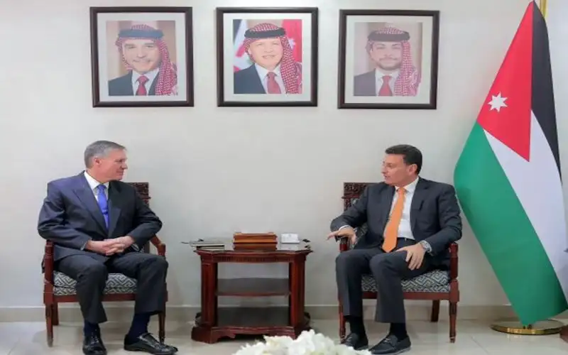 الصفدي والسفير البريطاني: الملك صوت حكمة