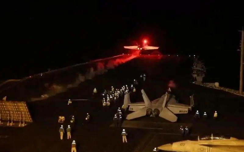 قصف أمريكي بريطاني يستهدف الحديدة باليمن