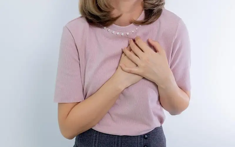أعراض احتشاء القلب عند النساء.. خذيها