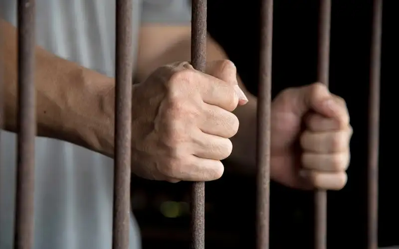 35 سنة خلف القضبان تحوله مليونيرا