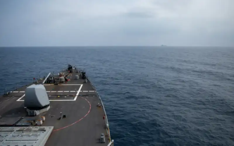 استهداف مدمرة أميركية في البحر الأحمر