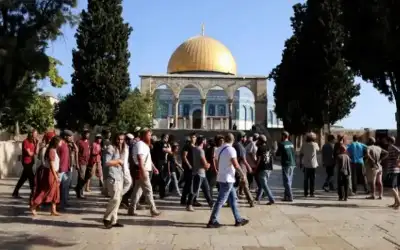 متطرفون يقتحمون باحات المسجد الأقصى