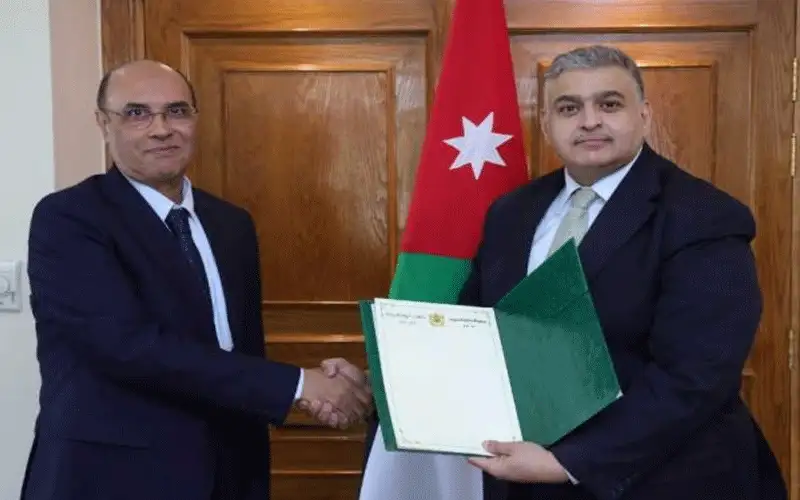 الخارجية تتسلم نسخة من أوراق اعتماد