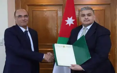 الخارجية تتسلم نسخة من أوراق اعتماد
