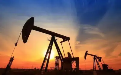 أسعار النفط تتراجع مع تعويض ارتفاع