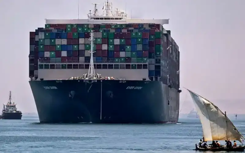 مسؤول مصري: تعليق شركات عبور سفنها